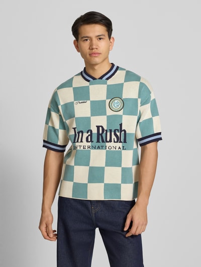 Męski model nosi Strickshirt mit Label-Stitching Modell 'Victory' von PROHIBITED z bawełny, krój relaxed fit, długość tyłu w rozmiarze M: 66 cm, przód, całkowity widok.