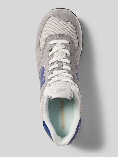 Produktfoto, Sneaker mit Logo-Detail von New Balance in Grau und Weiß mit blauer Akzentfarbe, Schnürverschluss, profilierte Sohle, abgerundete Passform, Absatzhöhe 3 cm, Schafthöhe 8 cm, Schaftweite 7 cm, Herren Sneaker
