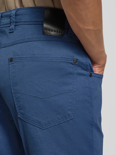 Männermodel trägt Hose im 5-Pocket-Design Modell 'CORDOBA' von bugatti, blaue Baumwoll-Mix-Stretch, Detailaufnahme Rückansicht.