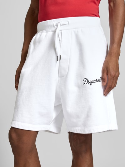 Männermodel trägt Sweatshorts aus reiner Baumwolle von Dsquared2 in Weiß mit elastischem Bund, Tunnelzug und Label-Stitching, Nahaufnahme Oberkörper.
