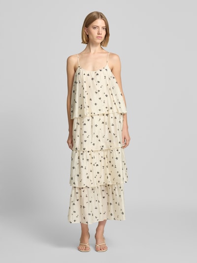 Frauenmodel trägt Midikleid im Stufen-Look mit Spaghettiträgern von Jake*s, Lyocell-Mix, A-Linie, Allover-Look, Ganzkörperansicht von vorne.