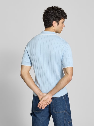 Männermodel trägt Slim Fit Polo-Strickshirt mit Logo-Stickerei von REVIEW in Hellblau mit Ripp-Optik aus Reine Baumwolle, Rückenlänge 65 cm, Ganzkörperansicht Rückansicht.