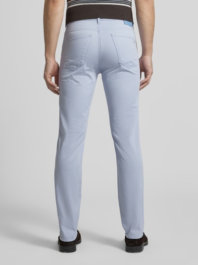 Männermodel trägt Hose mit Eingrifftaschen Modell 'Chuck' von Brax, hellblauer Baumwoll-Mix mit Lyocell, Slim Fit, Ganzkörperansicht Rückansicht.