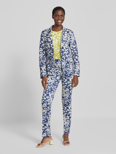 Modelka prezentuje Slim Fit Blazer mit Pattentaschen od Marc Cain, Mieszanka materiałów z dodatkiem streczu, wzór na całej powierzchni, Kołnierz z połami, kieszenie z patką, zapięcie na guzik, Długość tyłu w rozmiarze 36: 66 cm, Szerokość w rozmiarze 36: 47 cm, Długość rękawów w rozmiarze 36: 60 cm, jasnoniebieska i biała kolorystyka, tekstura tkaniny, Ganzkörperansicht z przodu.