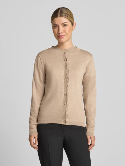 Frauenmodel trägt Strickjacke aus Viskose-Mix Modell 'MORLA' von b.young in Beige, glatter Stoff, Knopfleiste mit Muschelsaum, Ganzkörperansicht von vorne.