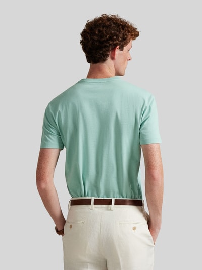 Männermodel trägt Regular Fit T-Shirt aus reiner Baumwolle von Polo Ralph Lauren in Mintgrün, unifarben, Rückansicht Ganzkörperansicht.