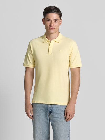 Męski model trägt Slim Fit Poloshirt mit Stitching von Jack & Jones Premium aus reine bawełna, krój slim fit, listwa guzikowa, długość tyłu w rozmiarze M: 70 cm, jasny żółty, prosty fason, struktura gładka, Ganzkörperansicht von vorne