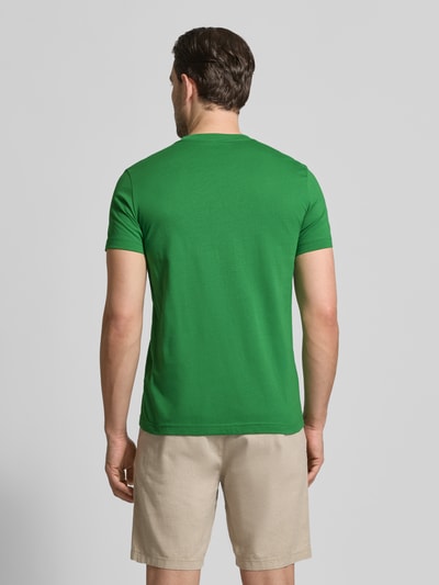 Männermodel trägt Slim Fit T-Shirt mit Rundhalsausschnitt von PAUL SMITH in Grün, reine Baumwolle, Rückansicht, Ganzkörperansicht