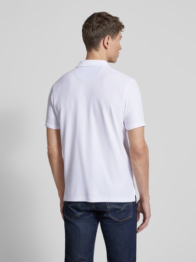 Männermodel trägt Regular Fit Poloshirt mit Logo-Stitching Modell 'Performance' von Lerros in Weiß, Baumwoll-Mix, Ganzkörperansicht Rückansicht