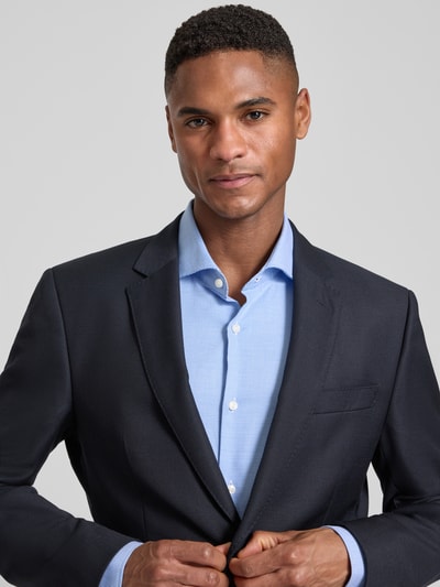 Męski model nosi Slim Fit Businesshemd aus reiner Baumwolle Modell 'HANK' von BOSS, jasnoniebieski kolor, efekt: wzór na całej powierzchni, krój slim fit, kołnierzyk typu cutaway, jednorzędowa listwa guzikowa, popelina, bawełna, łatwe prasowanie, mankiety regulowane, nahaufnahme górnej części ciała.