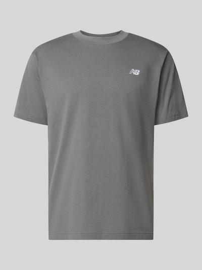 Produktfoto, T-Shirt mit Logo und Rundhalsausschnitt von New Balance in Grau aus reiner Baumwolle, Regular-Fit, Rückenlänge 74 cm bei Größe M