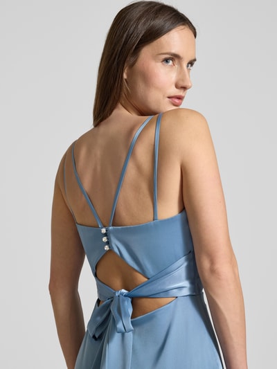 Frauenmodel trägt Regular Fit Abendkleid mit Zierschleife von Luxuar, Satin, Spaghettiträger, Rückenlänge 136 cm, Ziersteinbesatz, Cut-Out, Nahaufnahme Rückansicht.