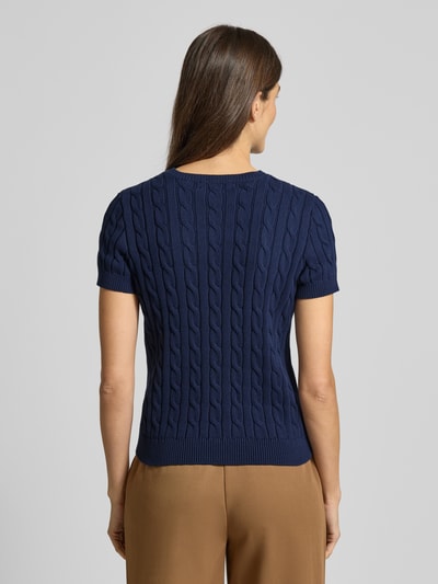Frauenmodel trägt Strickpullover mit gerippten Abschlüssen Modell 'EYELAH' von Lauren Ralph Lauren in Dunkelblau, Reine Baumwolle, Regular-Fit, Rundhalsausschnitt, Label-Stitching, Rückenlänge 53 cm, Ärmellänge 16 cm, Ganzkörperansicht Rückansicht.