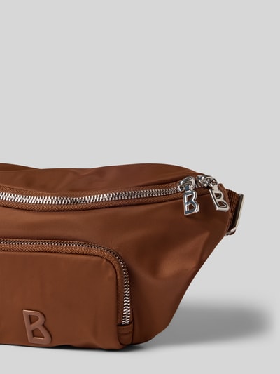 Produktfoto, Bauchtasche mit Logo-Detail Modell 'Janica' von BOGNER in Braun mit silbernen Zippern, glatte Textur, Kontext: Damen Bauchtasche, Hauptfach mit Reißverschluss, verstellbarer Schulterriemen, Breite 30 cm, Länge 16 cm, Tiefe 7 cm, Länge Schulterriemen 72 cm