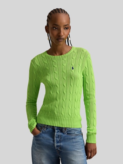 Frauenmodel trägt Strickpullover mit Zopfmuster Modell 'JULIANNA' von Polo Ralph Lauren in leuchtendem Grün, Baumwolle, Label-Stitching, Slim Fit, Rundhalsausschnitt, Ganzkörperansicht von vorne.
