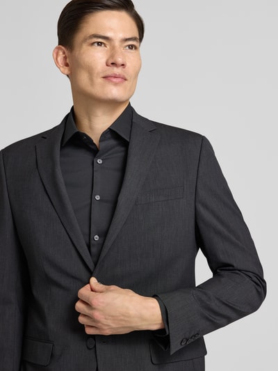 Männermodel trägt 2-Knopf-Sakko mit Pattentaschen von HECHTER PARIS, Modern Fit, Unifarbenes-Design, Material-Mix mit Schurwoll-Anteil, Nahaufnahme Oberkörper.