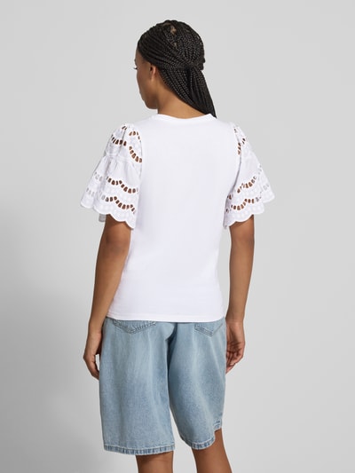 Frauenmodel trägt Damen T-Shirt mit Lochstickerei Modell 'LORAINE' von Soyaconcept aus reiner Baumwolle, Regular-Fit, Rückenlänge 59 cm, Ganzkörperansicht Rückansicht.