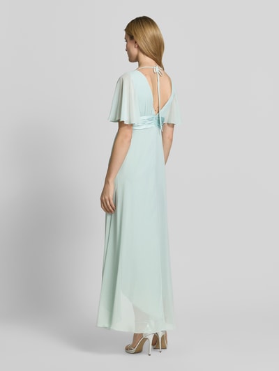 Frauenmodel trägt Midikleid aus Chiffon mit tiefem V-Ausschnitt von Jake*s Cocktail in hellem Mint, Taillierter Schnitt, Volants, Taillenband, Ganzkörperansicht Rückansicht.