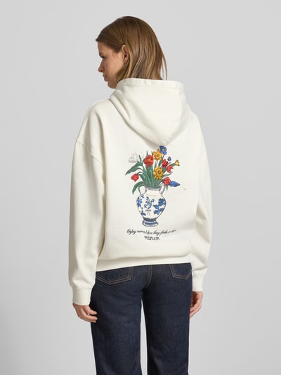 Vrouwenmodel draagt oversized hoodie met labelstitching model 'MODRA' van Pegador, dames hoodie van katoenmix met kangoeroezak, rugaanzicht, ganzekörperansicht rugansicht.