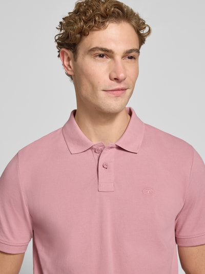 Männermodel trägt Regular Fit Poloshirt aus Baumwoll-Mix von Tom Tailor in Rosa, feine Struktur, Nahaufnahme Oberkörper, Herren Poloshirt von Tom Tailor.