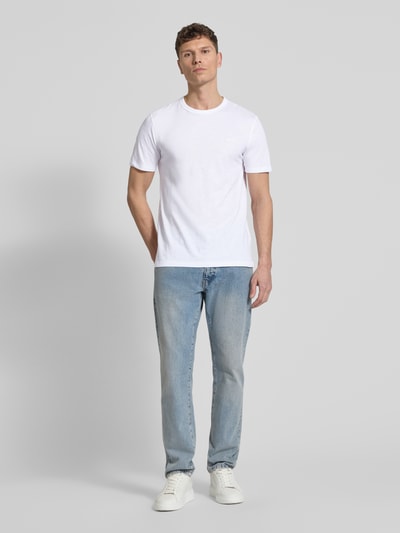 Männermodel trägt Regular Fit T-Shirt aus strukturierter Baumwolle Modell 'TEGOOD' von BOSS Orange in Weiß, unifarben, Rundhals, Ganzkörperansicht von vorne.
