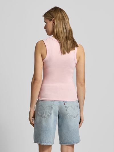 Modelka kobieca nosi Slim Fit Top mit V-Ausschnitt von Gina Tricot, mieszanka bawełny, krój slim fit, dekolt w serek, bez rękawów, długość tyłu w rozmiarze S: 52 cm, widok całej sylwetki od tyłu