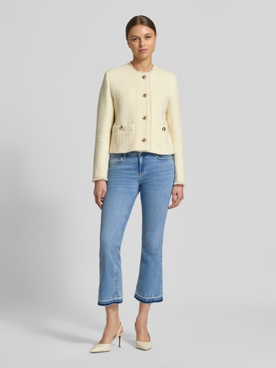 Kobiece model prezentuje Flared Fit Jeans mit 5-Pocket-Design Modell 'Fly' od Liu Jo White, elastyczna bawełna, skrócony krój, jasnoniebieski, Szerokość w rozmiarze 27: 36 cm, długość nogawki wewnętrzna: 64 cm, widok całej sylwetki z przodu.