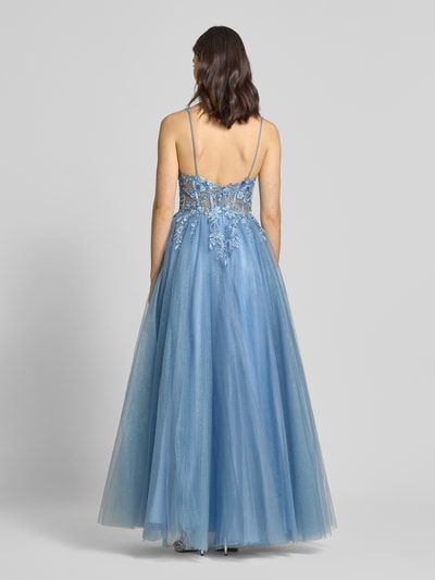 Frauenmodel trägt Abendkleid mit Perlen und Pailletten von Unique, A-Linie, Maxikleid, Tüll, Rückenreißverschluss, Rückansicht, Ganzkörperansicht.