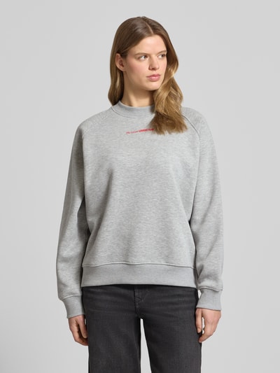Frauenmodel trägt Sweatshirt mit Label-Print Modell 'Loretta' von LeGer by Lena Gercke, hellgrau, Baumwoll-Mix, locker geschnitten, gerippter Rundhalsausschnitt, Raglanärmel, gerippte Abschlüsse, Ganzkörperansicht von vorne.