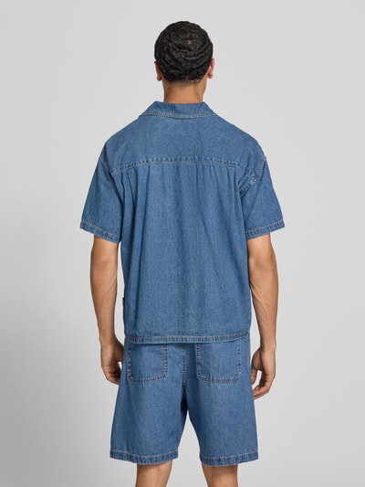 Männermodel trägt Modern Fit jeanshemd met borstzak model 'AUSTIN' van Jack & Jones in blauw gewaxte katoen, ruglengte 66 cm, schouderbreedte 55 cm, mouwlengte 22 cm, kentkraag en knoopsluiting, heren, ganzkörperansicht rückansicht.