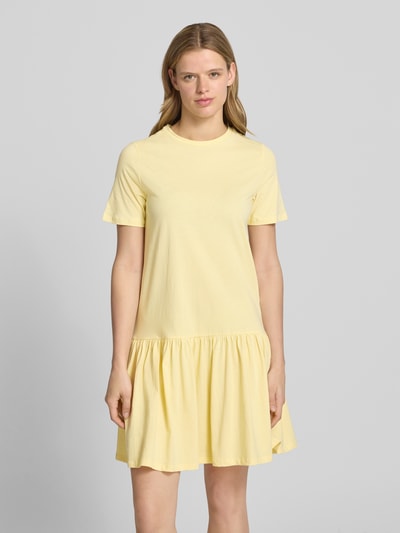 Frauenmodel trägt Regular Fit T-Shirt-Kleid aus reiner Baumwolle Modell 'DISSO' von Pieces, Optik: Unifarben, Mini-Länge, Rundhals, Kurzarm, Volants, Ganzkörperansicht von vorne.