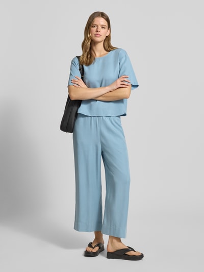 Frauenmodel trägt Weite HOSE aus Lyocell von Marc O'Polo Denim, Optik: Unifarben, Regular-Fit, Label-Patch, seitliche Eingrifftaschen, Ganzkörperansicht von vorne.