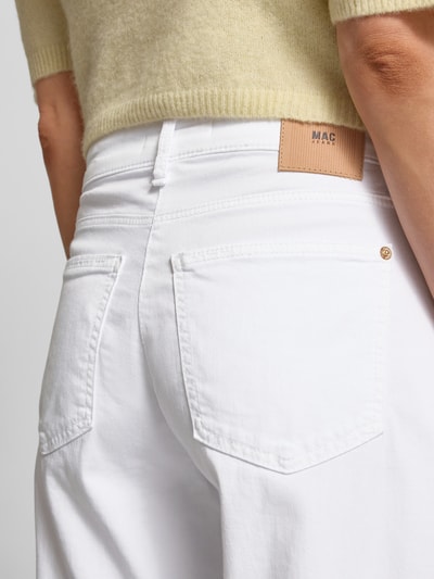 Frauenmodel trägt Straight Fit Stoffhose in verkürzter Passform Modell 'Danni' von MAC aus elastischem Baumwoll-Mix, 5-Pocket-Design, Nahaufnahme Rückansicht.