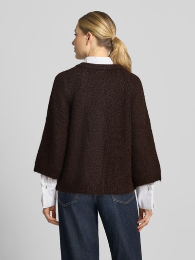 Vrouwenmodel draagt Relaxed Fit cardigan met wol Model 'Lulu' van FREE/QUENT, elastische wolmix, tricotlook, 3/4-mouw, ruglengte maat S: 59 cm, mouwlengte maat S: 48 cm, bruine tinten, recht silhouet, Ganzkörperansicht Rückansicht.