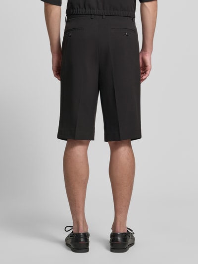 Männermodel trägt Straight Fit Shorts mit Viskose-Anteil von Lindbergh in Schwarz, Bundfalten, Gesäßtaschen, Elastischer-Material-Mix, Ganzkörperansicht Rückansicht.