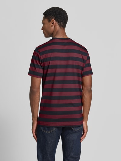 Männermodel trägt Regular Fit T-Shirt mit Logo-Stitching von Christian Berg Men in Reine Baumwolle, Rückenlänge 70 cm, Ganzkörperansicht Rückansicht.
