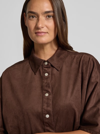 Vrouwenmodel draagt Boxy Fit Bluse met 1/2-Arm Modell 'Fermes' van OPUS in bruin met overhemdkraag en knoopsluiting, materiaal-mix met stretch, halfhoge textuur, Nahaufnahme bovenlichaam.