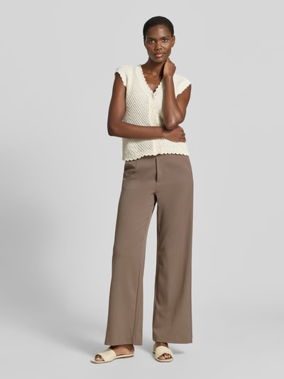 Frauenmodel trägt High Waist Hose Modell 'VARONE' von Vila, Wide Leg, Material-Mix mit Viskose-Anteil, braun, Ganzkörperansicht von vorne.