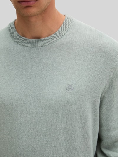 Männermodel trägt Regular Fit Pullover aus Baumwoll-Mix mit Schurwoll-Anteil von Marc O'Polo in Hellgrau, Nahaufnahme Oberkörper. Herren Pullover von Marc O'Polo