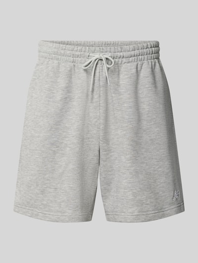 Produktfoto, Sweatshorts aus Baumwoll-Mix Modell 'FRENCH' von New Balance, hellgrau, elastischer Bund mit Tunnelzug, glatte Textur, Gesäßtasche, Logo-Prägung, gerade Passform, Bundweite 40 cm, Innenbeinlänge 17 cm.