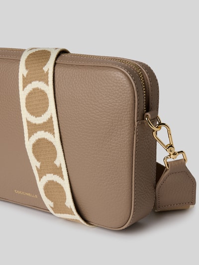 Coccinelle Crossbody Bag mit Label-Detail Modell 'TEBE' Taupe 3