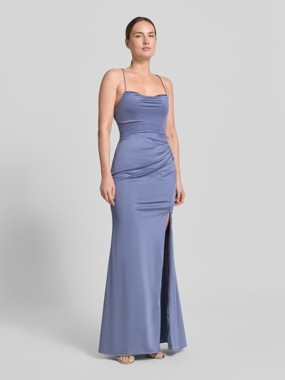 Vrouwenmodel draagt Slim Fit avondjurk met ruches van Laona in lichtblauw, maxilengte, mouwloos design, met split, ganzekörperaanzicht van voren.