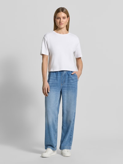 Frauenmodel trägt Relaxed Fit Jeans aus Lyocell-Baumwoll-Mix von Marc O'Polo in Optik: Unifarben, Materialverarbeitung: Denim, Ganzkörperansicht von vorne.