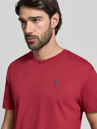 Männermodel trägt Regular Fit T-Shirt aus reiner Baumwolle von Polo Ralph Lauren, Optik: Unifarben, Logo-Detail, V-Ausschnitt, Nahaufnahme Oberkörper.