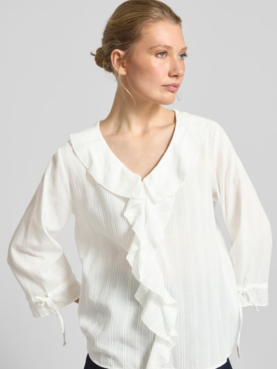 Frauenmodel trägt Regular Fit Bluse mit Volants von Smith and Soul aus reiner Baumwolle mit Strukturmuster, 3/4-Arm, Rundhalsausschnitt, Nahaufnahme Oberkörper.