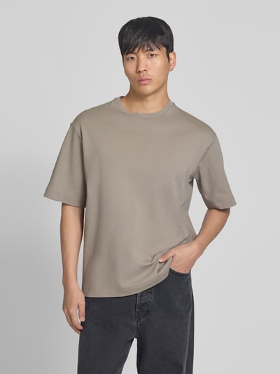 Männermodel trägt T-Shirt mit Logo-Print und Rundhalsausschnitt von Profuomo aus Reine Bio-Baumwolle im Relaxed-Fit, Ganzkörperansicht von vorne.