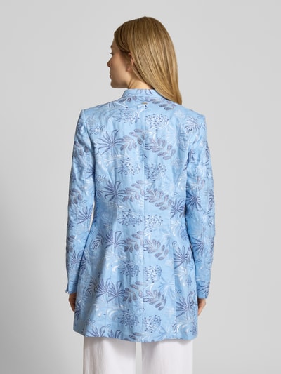 Frauenmodel trägt Slim Fit Longblazer aus Leinen mit Stehkragen von WHITE LABEL, florales Muster in Blau, Stitchings, Knopfleiste, Rückenlänge 80 cm, Brustweite 33 cm, Ärmellänge 62 cm, Ganzkörperansicht Rückansicht.
