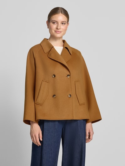 Vrouwenmodel draagt Cabanjacke met doppelreihiger Knopfleiste van Smith and Soul, wolmix met viscose, loose fit, Kentkraag, zij-steekzakken, trompetmouwen, ruglengte maat S 69 cm, schouderbreedte 39 cm, borstwijdte 64 cm, mouwlengte 61 cm, effen camelbruin, rechte vormen, zachte stofstructuur, Ganzkörperansicht van voren.