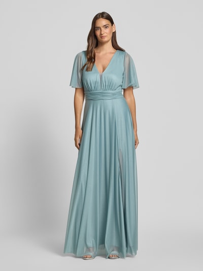 Frauenmodel trägt Schimmerndes Maxikleid mit V-Ausschnitt und Taillenband von Christian Berg Cocktail in hellblauem Mesh, A-Linie, Ganzkörperansicht von vorne. Rückenlänge bei Größe 36: 149 cm, Brustweite: 35 cm, Ärmellänge: 29 cm.