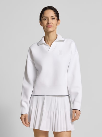 Frauenmodel trägt Regular Fit Sweatshirt mit Kontraststreifen von Lacoste Sport, weiß, unifarben, Polokragen, langarm, Rippenbündchen, Ganzkörperansicht von vorne